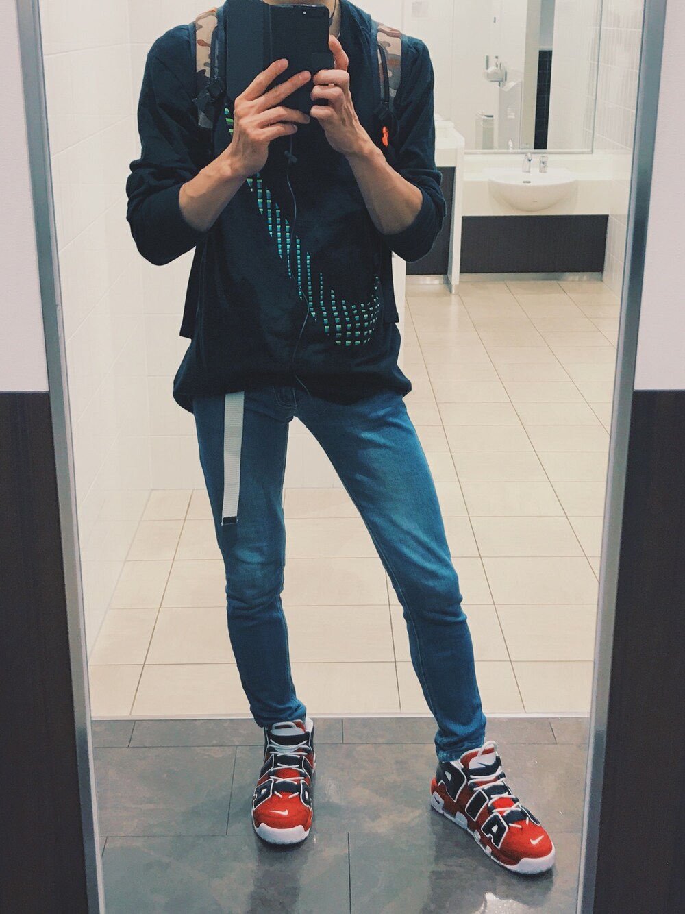 「スニーカー、ナイキ、モアテン、ビッグT、ストリート、デニム、ootd、NIKE」｜「NIKEのアイテム（Tシャツ/カットソー、ブラック系）」を使った、ゆっけさん（メンズ・180cm）の夏コーディネートの1枚目の写真