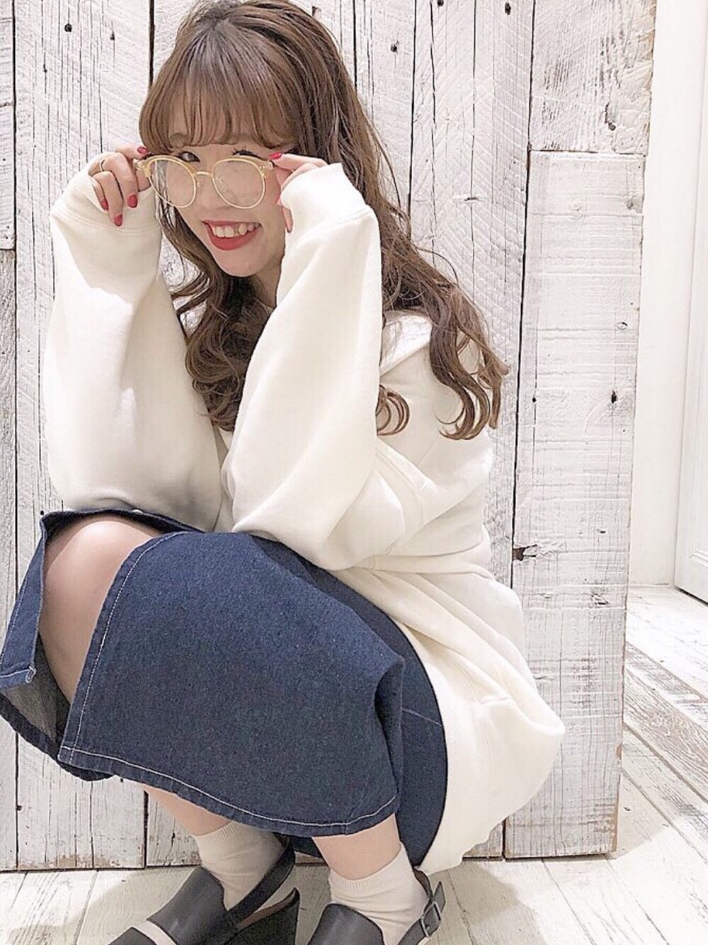 「めがね、メガネ女子、メガネコーデ」｜「mysticのバックZIP付スウェットPO（スウェット、ホワイト系）」を使った、sihoさん（レディース・155cm）の春コーディネートの1枚目の写真