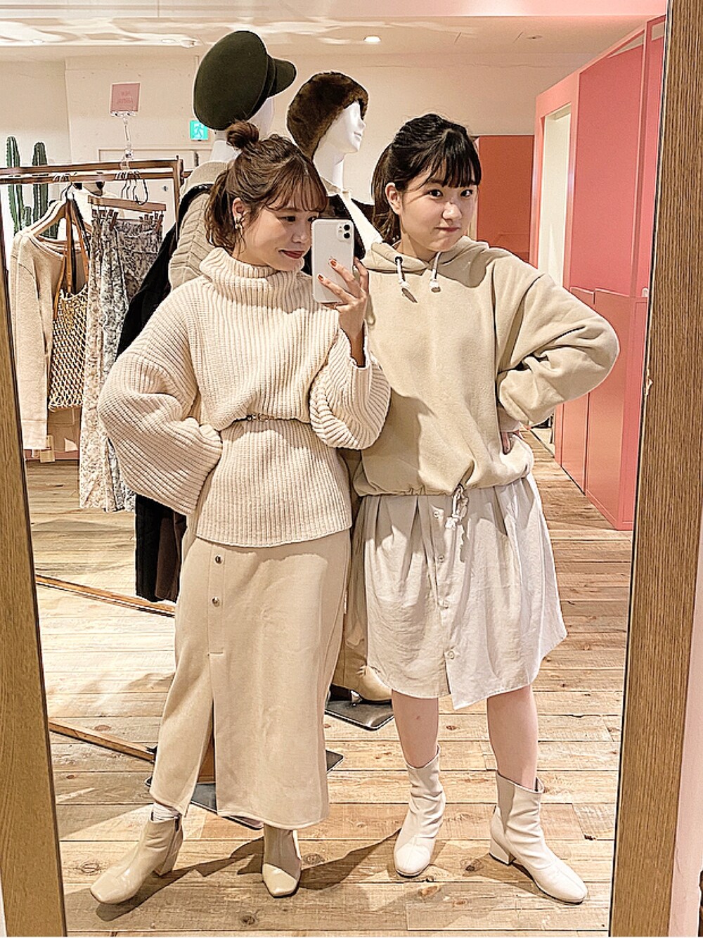 「ベージュコーデ、ベージュ、ベージュ族、シミラールック、リンクコーデ、ワントーンコーデ、ベージュスタイル、きょうのわたし。、今日のコーデ」｜「mysticの起毛パーカー（パーカー、ベージュ系）」を使った、sihoさん（レディース・155cm）の秋コーディネートの1枚目の写真