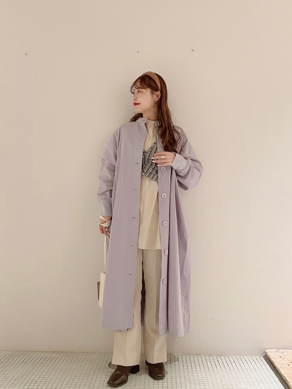 「おうちファッション、トレンチコート、トレンチワンピース、春、カジュアル、オトナ女子、いいね、save、フォローお願いします🤑、いいね返し、いいね＆フォロー よろしくお願いします！」｜「mysticのスタンドカラーロングガウン（トレンチコート、ブルー系）」を使った、sihoさん（レディース・155cm）の春コーディネートの1枚目の写真