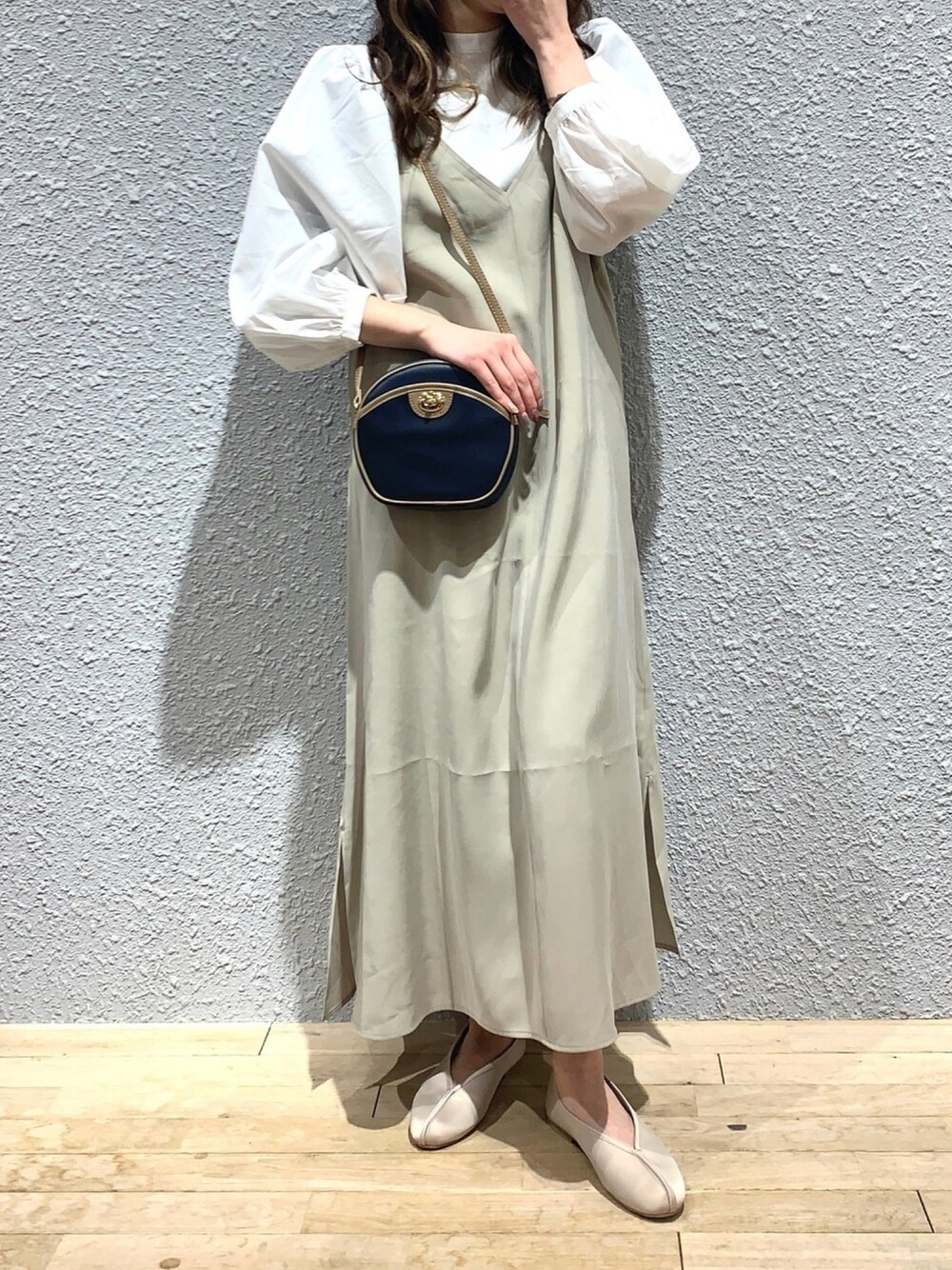 「オリーブ、SENSEOFPLACE、大人女子、春コーデ、チャイナシューズ、キャミワンピ、センスオブプレイス、おしゃれさんと繋がりたい、ボリューム袖、いいね、save、フォローお願いします🤑」｜「SENSE OF PLACE by URBAN RESEARCHのボリュームスリーブトップ（シャツ/ブラウス、ホワイト系）」を使った、あゆさん（レディース・157cm）の冬コーディネートの1枚目の写真