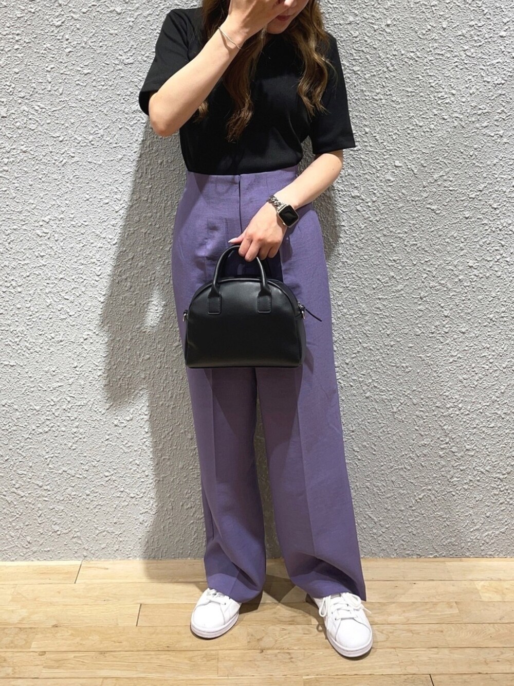 「カラーパンツ、ワイドパンツ、白スニーカー、プチプラ、リネン、ネオンカラー、パープル、SENSEOFPLACE、ミニバッグ、いいね、save、フォローお願いします🤑」｜「SENSE OF PLACE by URBAN RESEARCHのポロカラーリブショートトップ（Tシャツ/カットソー、ブラック系）」を使った、あゆさん（レディース・157cm）の夏コーディネートの1枚目の写真