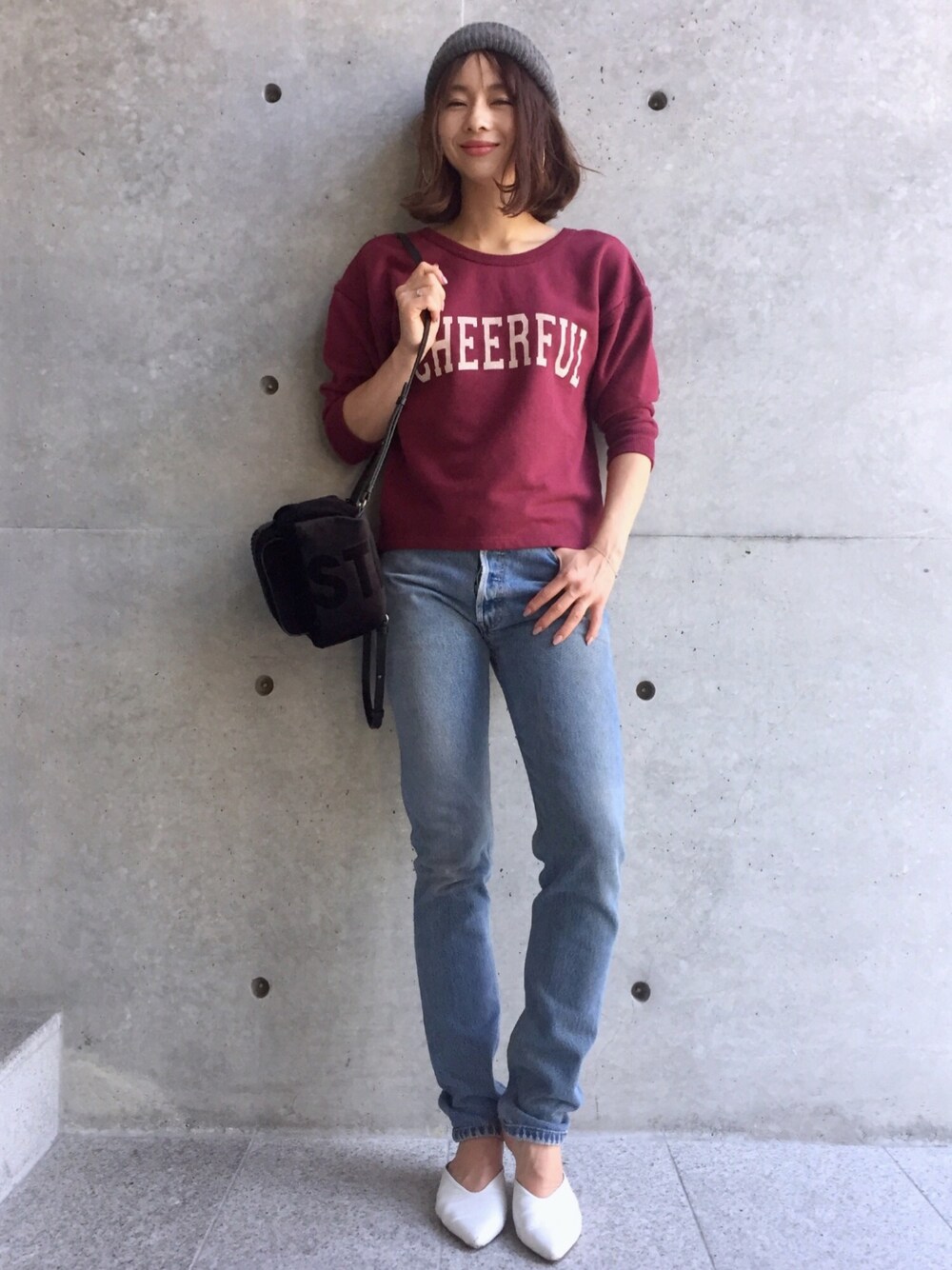 「スウェット、シンプル、秋のコーデ、ボルドー、休日スタイル、デニムパンツ、ラフ、アクアガール(aquagirl)、ゆるコーデ、オトナカジュアル」｜「aquagirlのチアフル裏毛プルオーバー（スウェット、レッド系）」を使った、kanaさん（レディース・158cm）の夏コーディネートの1枚目の写真