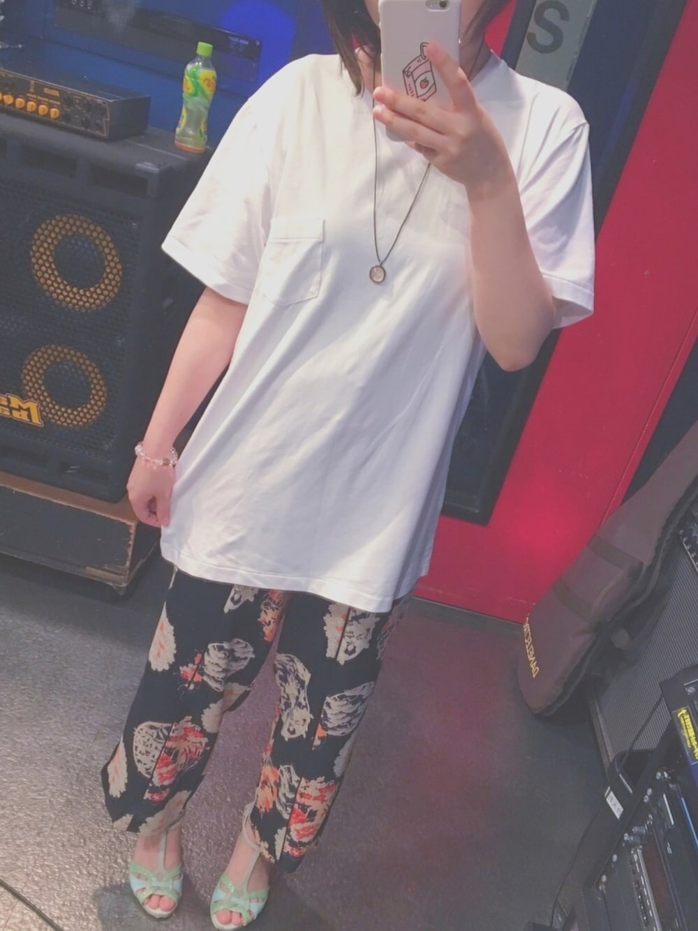 「和柄、白Tシャツ、だぼだぼ、プチプラ、パンツスタイル」｜「ABC-MARTのアイテム（サンダル、グリーン系）」を使った、ヒロタココさん（レディース・152cm）の夏コーディネートの1枚目の写真