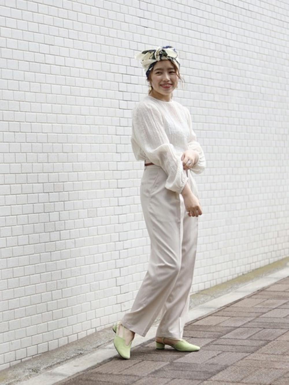 「テーパードパンツ、ブラウス、ワントーンコーデ、ホワイトコーデ、春コーデ、カジュアルフェミニン、SLOBE IENA」｜「SLOBE IENAのカラーサテンパンツ◆（その他パンツ、ベージュ系）」を使った、hinakoさん（レディース・150cm）の冬コーディネートの1枚目の写真
