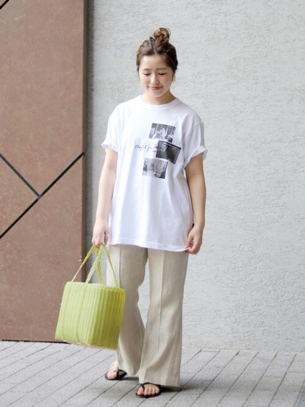 ベージュ系のその他パンツ、ブラック系のサンダル、ホワイト系のTシャツ/カットソーを着用したレディースの夏コーディネートの1枚目の写真