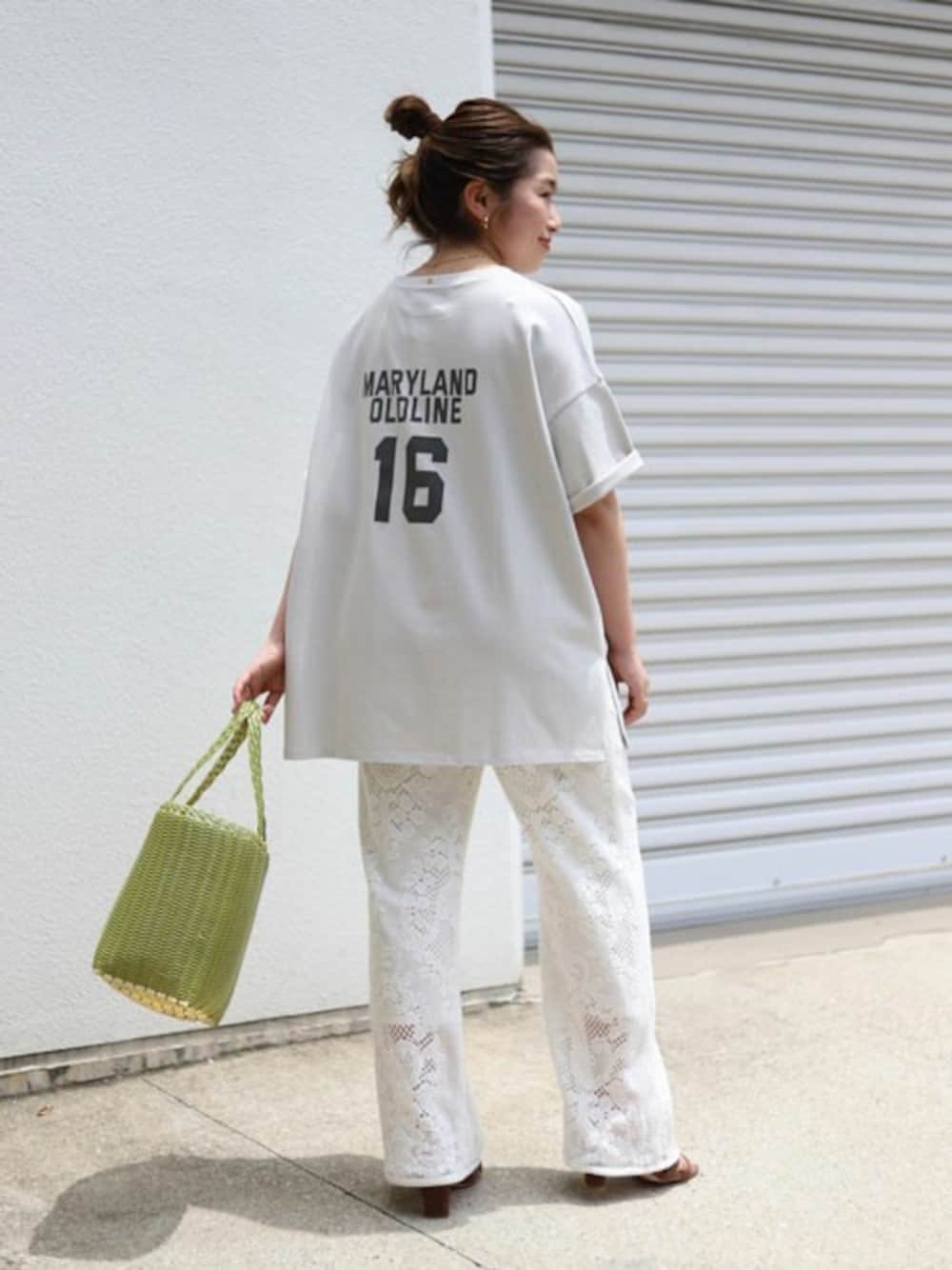 「ロゴT、大人カジュアル、ラフ、春コーデ、レースパンツ、スローブイエナ、SLOBE IENA」｜「SLOBE IENAのレースフレアパンツ◆（その他パンツ、ホワイト系）」を使った、hinakoさん（レディース・150cm）の夏コーディネートの1枚目の写真