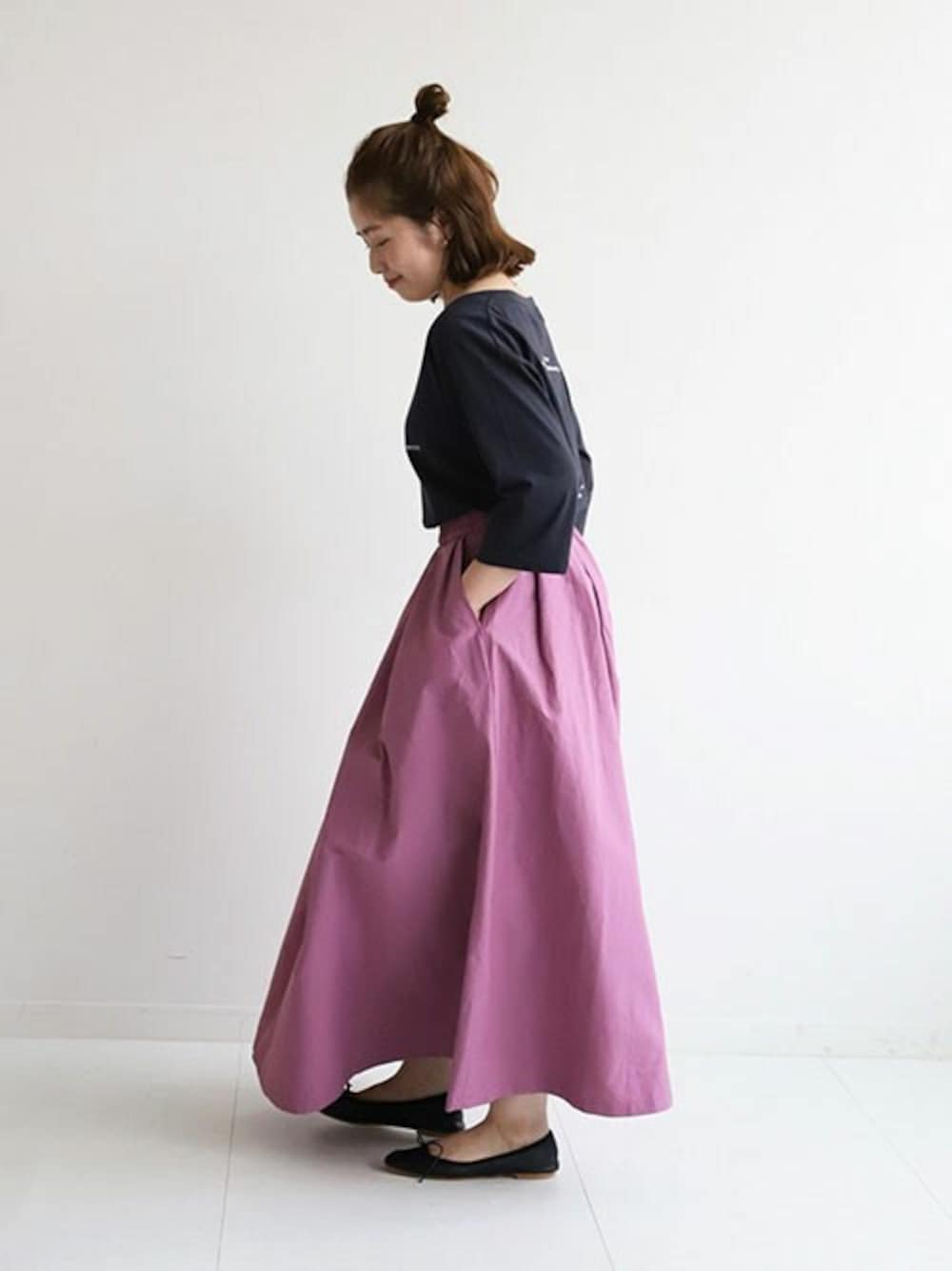 「ピンク、大人カジュアル、ラフ、休日コーデ、タフタスカート、スローブイエナ、SLOBE IENA」｜「SLOBE IENAのタフタランダムタックスカート【ウエストゴム】◆（スカート、ピンク系）」を使った、hinakoさん（レディース・150cm）の夏コーディネートの1枚目の写真