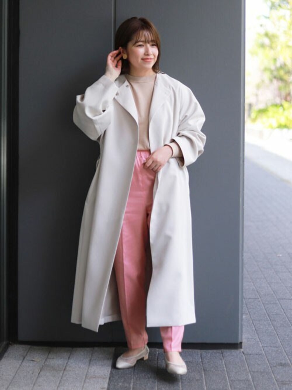 「ピンク、カラーパンツ、ロングコート、大人カジュアル、休日コーデ、スプリングコート、春コーデ、スローブイエナ、SLOBE IENA」｜「SLOBE IENAの強撚OXオーバーコート【手洗い可能】◆（その他アウター、ベージュ系）」を使った、hinakoさん（レディース・150cm）の春コーディネートの1枚目の写真