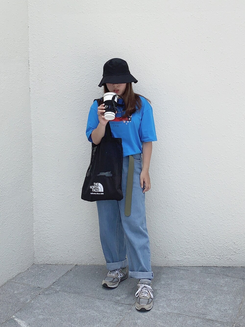 「ootd、夏、街頭穿搭、nb990、村上隆、UNIQLO、THE NORTH FACE、漁夫帽、藍色、丹寧」｜「THE NORTH FACEのアイテム（ショルダーバッグ、ブラック系）」を使った、Wenさん（レディース・152cm）の夏コーディネートの1枚目の写真