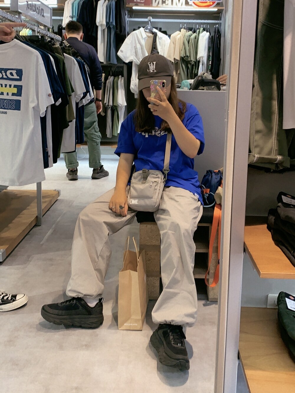 「blue、ootd、夏、街頭穿搭、HOKAONEONE、UNIQLO、wassup、Tshirts、藍色、daily look」｜「plain-meのアイテム（ショルダーバッグ、グレー系）」を使った、Wenさん（レディース・152cm）の夏コーディネートの1枚目の写真