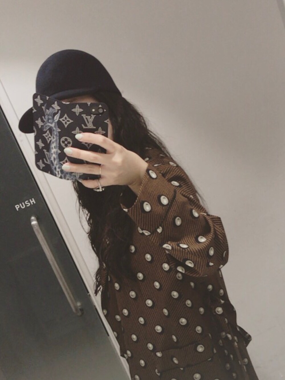 「キャップ、CAP、Stella McCartney、ガウン、ドット、driesvannoten、ドリスヴァンノッテン、iPhoneケース、LouisVuitton、ootd」｜「STELLA McCARTNEYのアイテム（キャップ、ブラック系）」を使った、yuiさん（レディース・160cm）の春コーディネートの1枚目の写真