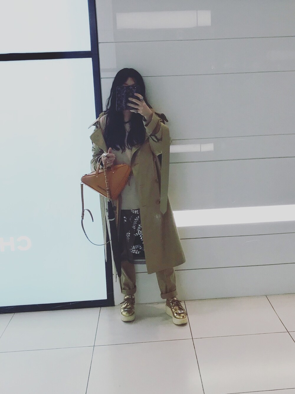 「トレンチコート、vetements、MACKINTOSH、driesvannoten、BALENCIAGA、SELFIE」｜「VETEMENTSのアイテム（チェスターコート、ベージュ系）」を使った、yuiさん（レディース・160cm）の夏コーディネートの1枚目の写真