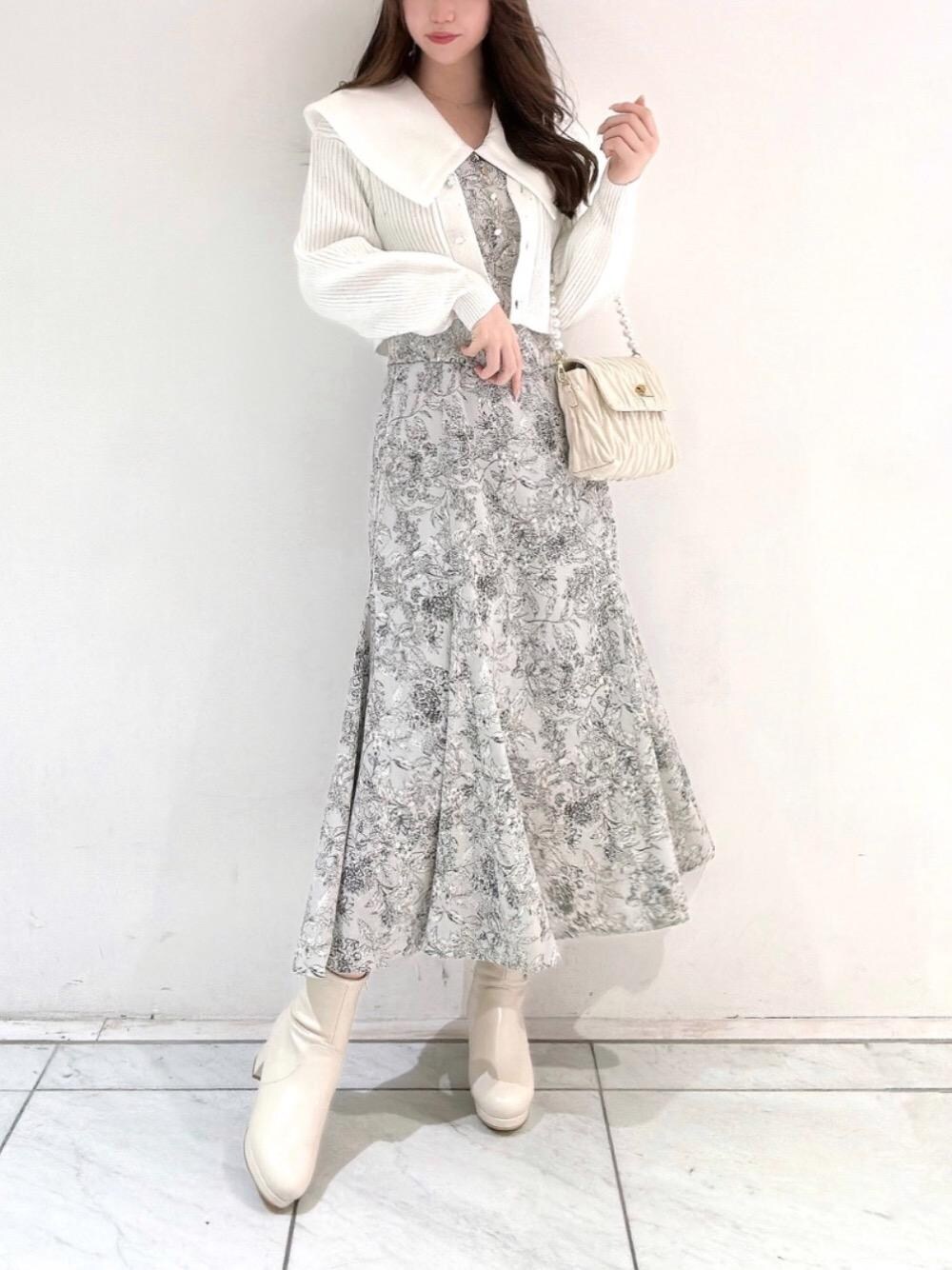 「デート、フェミニン、MAJESTIC LEGON、低身長、マジェスティックレゴン、高身長、大人ファッション、骨格ウェーブ、標準身長、推し活」｜「MAJESTIC LEGONの【WEB限定XLサイズあり】フカフカヒールストレッチブーツ（ブーツ、ホワイト系）」を使った、マジェスティックレゴンルクア大阪店スタッフさん（レディース・162cm）の冬コーディネートの1枚目の写真