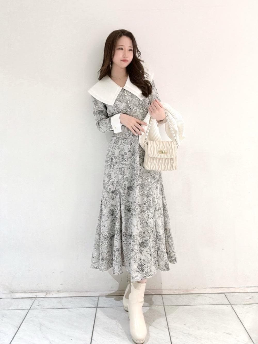 「デート、フェミニン、MAJESTIC LEGON、低身長、マジェスティックレゴン、高身長、大人ファッション、骨格ウェーブ、骨格ストレート、標準身長」｜「MAJESTIC LEGONの【WEB限定XLサイズあり】フカフカヒールストレッチブーツ（ブーツ、ホワイト系）」を使った、マジェスティックレゴンルクア大阪店スタッフさん（レディース・162cm）の冬コーディネートの1枚目の写真