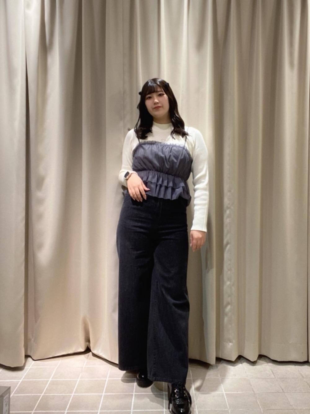 「チュール、フェミニン、MAJESTIC LEGON、カジュアルガーリー、マジェスティックレゴン、大人ファッション、骨格ストレート、標準身長、ふりる、かジュアル」｜「MAJESTIC LEGONのハートラインストーンロゴニット（ニット/セーター、ホワイト系）」を使った、マジェスティックレゴンルクア大阪店スタッフさん（レディース・160cm）の冬コーディネートの1枚目の写真