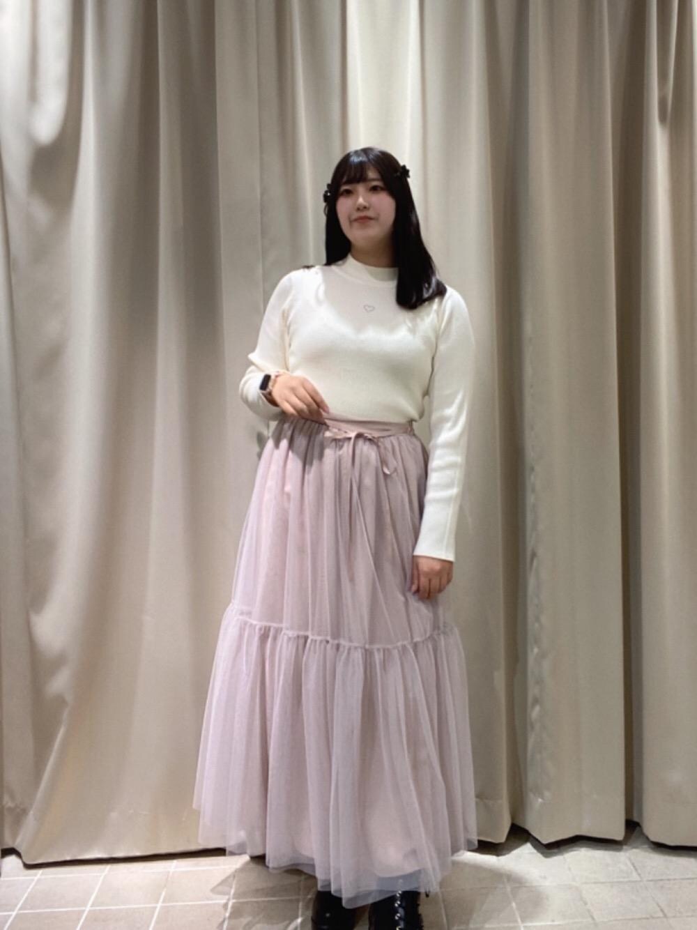 「デート、フェミニン、MAJESTIC LEGON、マジェスティックレゴン、ガーリーコーデ、春先コーデ、骨格ストレート、標準身長、ピンクこーで、イエべ春」｜「MAJESTIC LEGONのボリュームレースアップブーツ（ブーツ、ブラック系）」を使った、マジェスティックレゴンルクア大阪店スタッフさん（レディース・160cm）の冬コーディネートの1枚目の写真