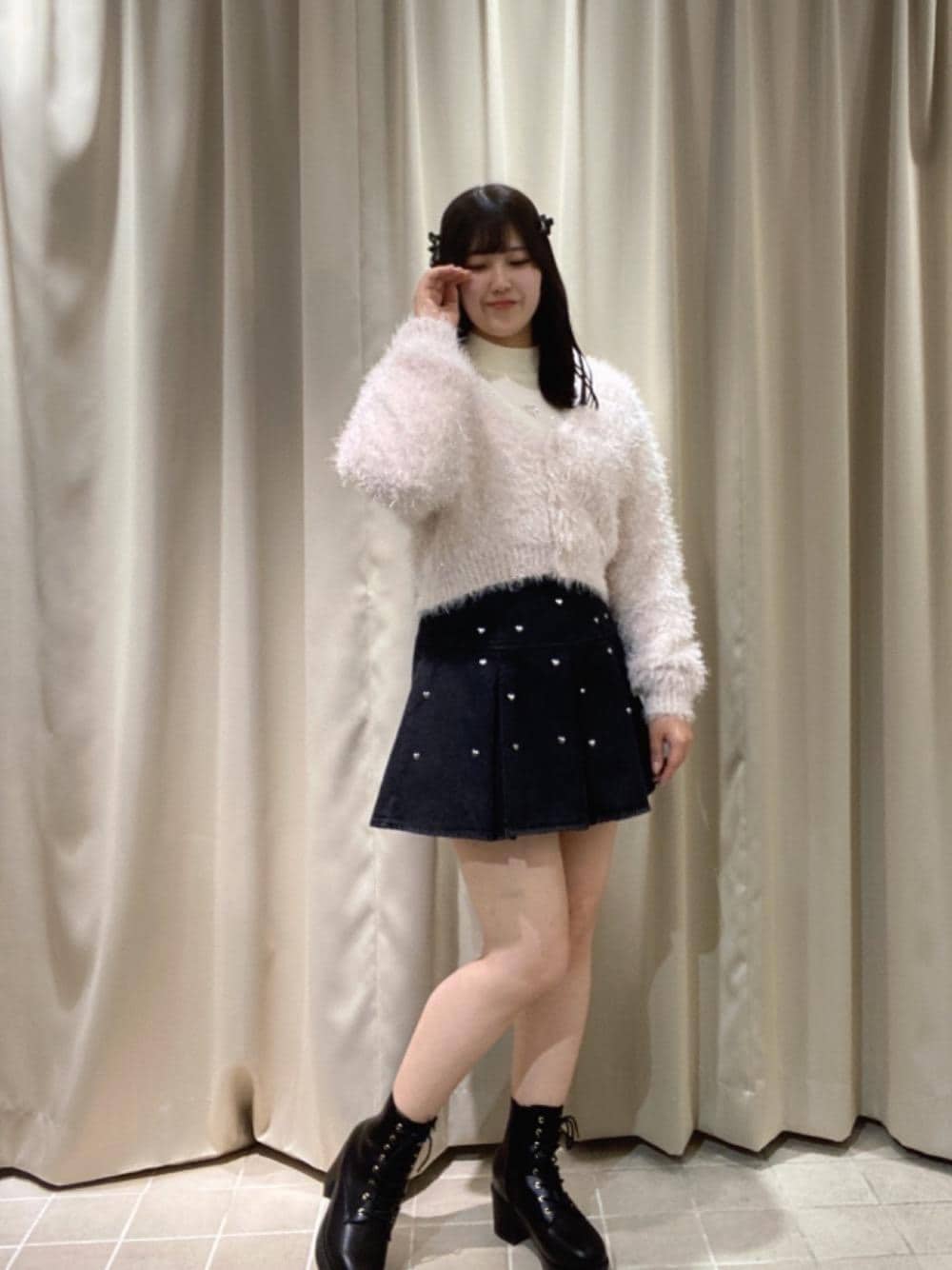 「大人カジュアル、フェミニン、ガーリースタイル、MAJESTIC LEGON、マジェスティックレゴン、ガーリーコーデ、春先コーデ、骨格ストレート、標準身長、イエべ春」｜「MAJESTIC LEGONのボリュームレースアップブーツ（ブーツ、ブラック系）」を使った、マジェスティックレゴンルクア大阪店スタッフさん（レディース・160cm）の冬コーディネートの1枚目の写真