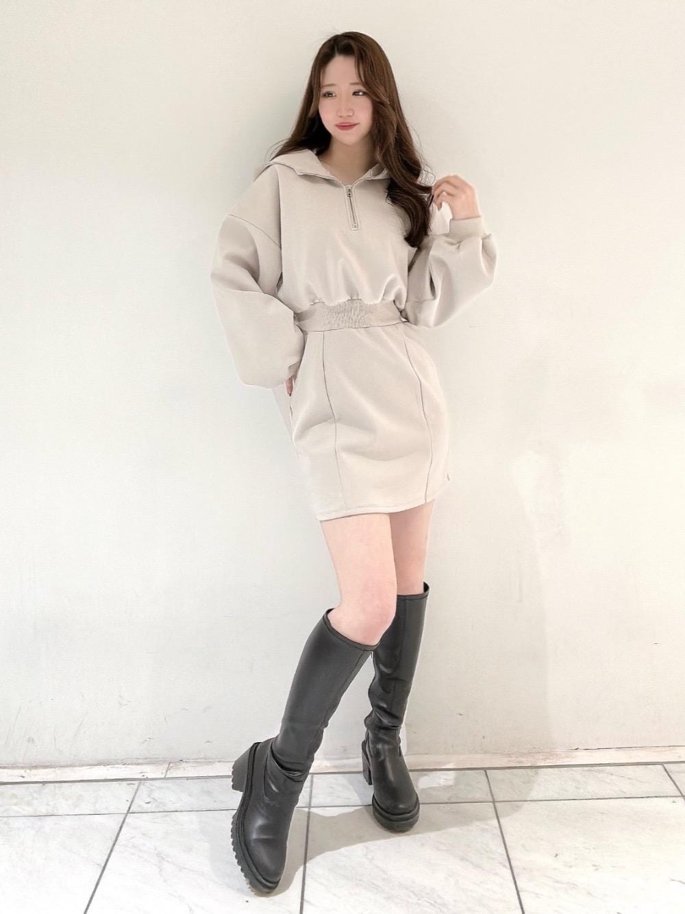 「デート、フェミニン、ミニ、MAJESTIC LEGON、低身長、マジェスティックレゴン、高身長、大人ファッション、骨格ウェーブ、標準身長」｜「MAJESTIC LEGONのストレッチロングブーツ（ブーツ、ブラック系）」を使った、マジェスティックレゴンルクア大阪店スタッフさん（レディース・162cm）の冬コーディネートの1枚目の写真