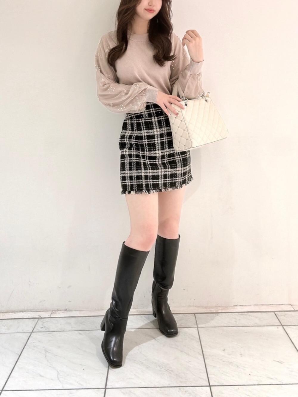 「デート、フェミニン、ミニ、MAJESTIC LEGON、低身長、マジェスティックレゴン、高身長、大人ファッション、骨格ウェーブ、標準身長」｜「MAJESTIC LEGONの裾フリンジチェックスカート（スカート、ブラック系）」を使った、マジェスティックレゴンルクア大阪店スタッフさん（レディース・162cm）の冬コーディネートの1枚目の写真