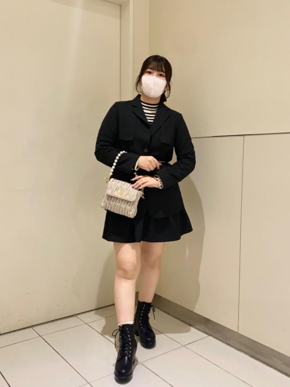 「フェミニン、ガーリースタイル、MAJESTIC LEGON、大人ガーリー、マジェスティックレゴン、大人ファッション、骨格ストレート、標準身長、りぼん、イエべ春」｜「MAJESTIC LEGONのボリュームレースアップブーツ（ブーツ、ブラック系）」を使った、マジェスティックレゴンルクア大阪店スタッフさん（レディース・160cm）の冬コーディネートの1枚目の写真