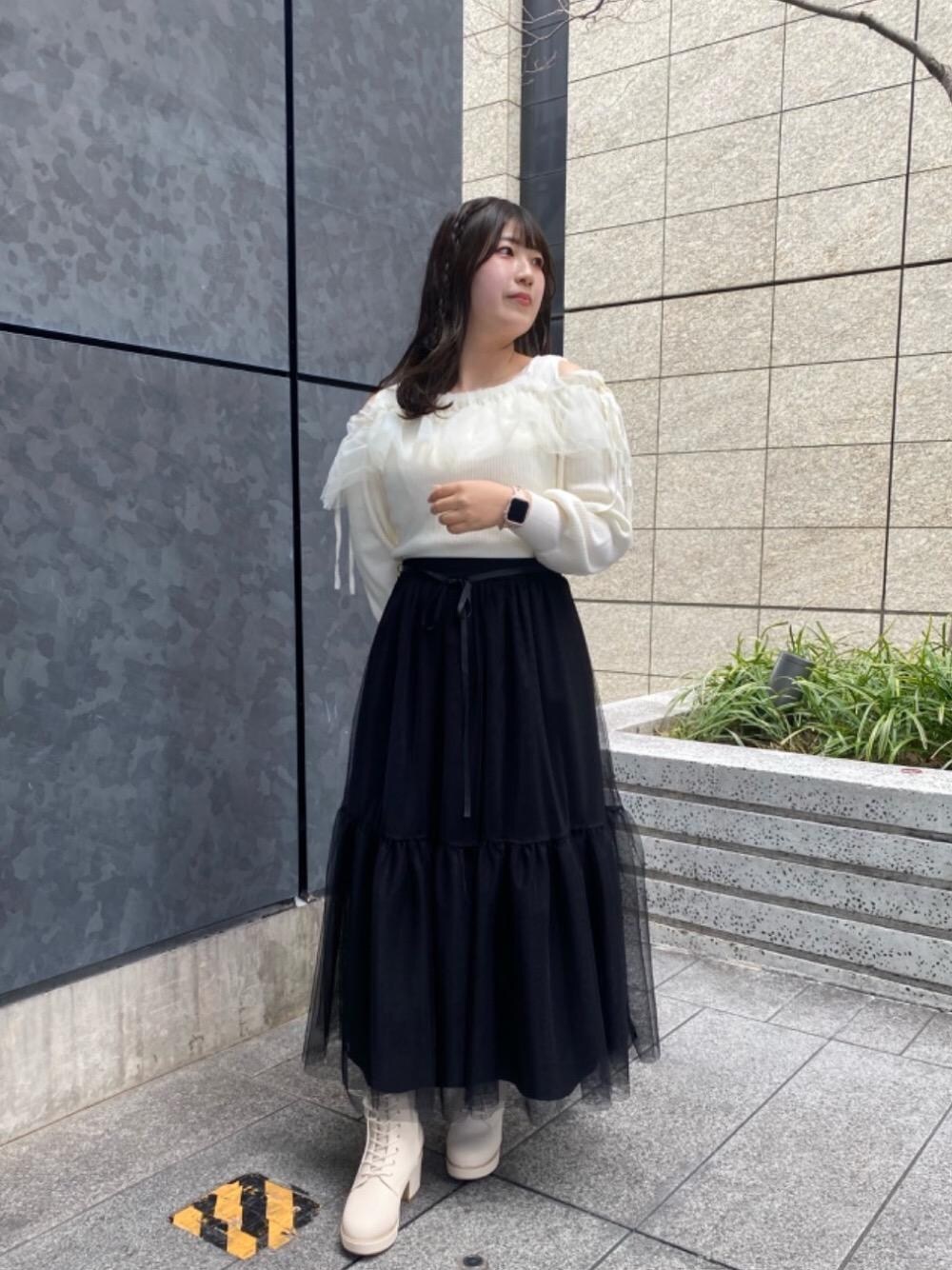 「MAJESTIC LEGON、マジェスティックレゴン、大人フェミニン、大人ファッション、フェミニンコーデ、骨格ストレート、標準身長」｜「MAJESTIC LEGONの【WEB限定XLサイズあり】ボリュームレースアップブーツ（ブーツ、ホワイト系）」を使った、マジェスティックレゴンルクア大阪店スタッフさん（レディース・160cm）の冬コーディネートの1枚目の写真