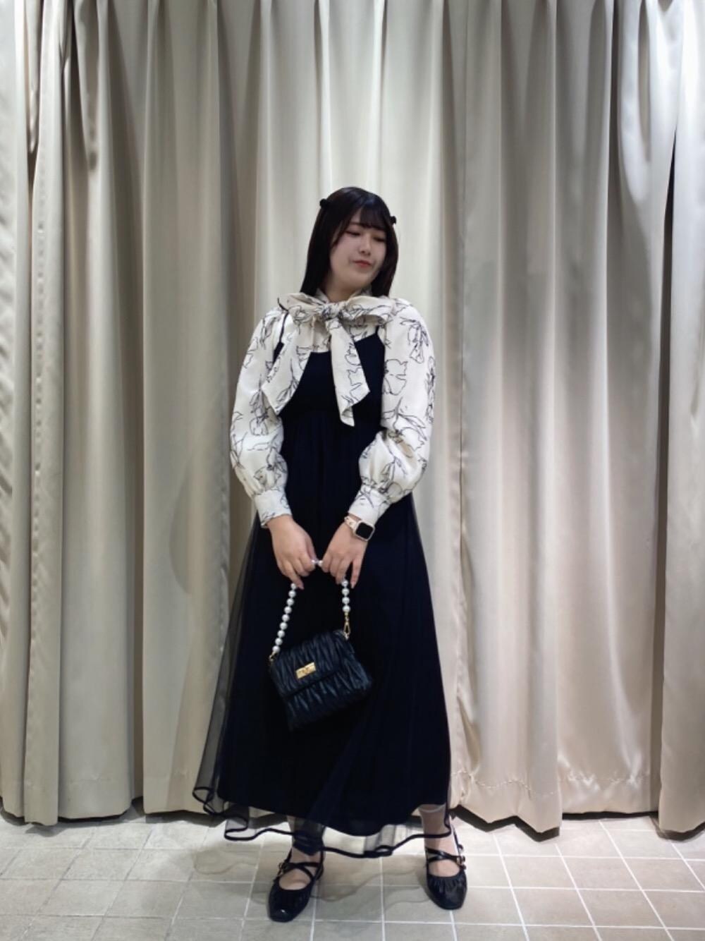 「デート、フェミニン、ガーリースタイル、MAJESTIC LEGON、マジェスティックレゴン、ガーリーコーデ、骨格ストレート、標準身長、イエべ春」｜「MAJESTIC LEGONの【WEB限定XLサイズあり】レディギャザーストラップパンプス（パンプス、ブラック系）」を使った、マジェスティックレゴンルクア大阪店スタッフさん（レディース・160cm）の冬コーディネートの1枚目の写真