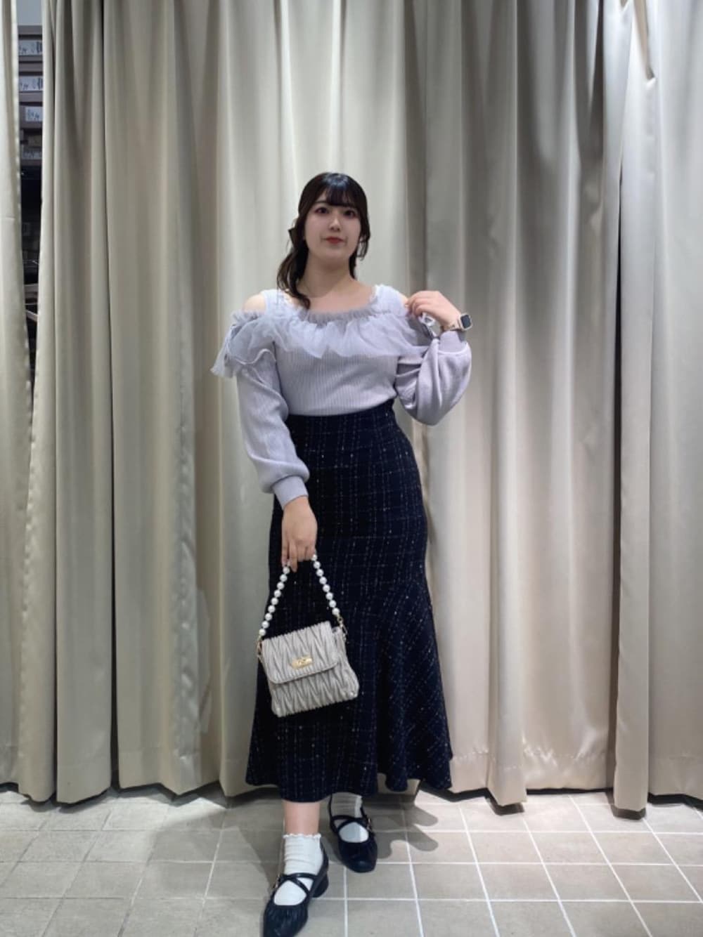 「フェミニン、MAJESTIC LEGON、マジェスティックレゴン、大人ファッション、春先コーデ、フェミニンコーデ、骨格ストレート、標準身長、キレイめコーデ😊👍✨、イエべ春」｜「MAJESTIC LEGONのチュールレイヤード肩あきニット（ニット/セーター、グレー系）」を使った、マジェスティックレゴンルクア大阪店スタッフさん（レディース・160cm）の冬コーディネートの1枚目の写真