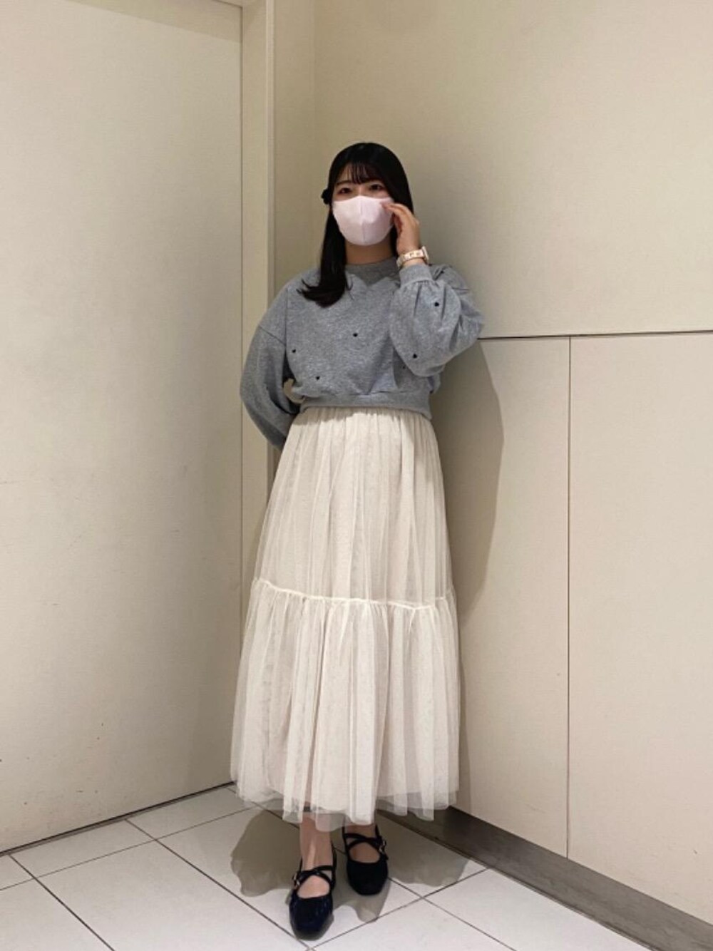「大人カジュアル、フェミニン、MAJESTIC LEGON、カジュアルガーリー、マジェスティックレゴン、大人ファッション、骨格ストレート、標準身長、イエべ春」｜「MAJESTIC LEGONの【WEB限定XLサイズあり】レディギャザーストラップパンプス（パンプス、ブラック系）」を使った、マジェスティックレゴンルクア大阪店スタッフさん（レディース・160cm）の冬コーディネートの1枚目の写真