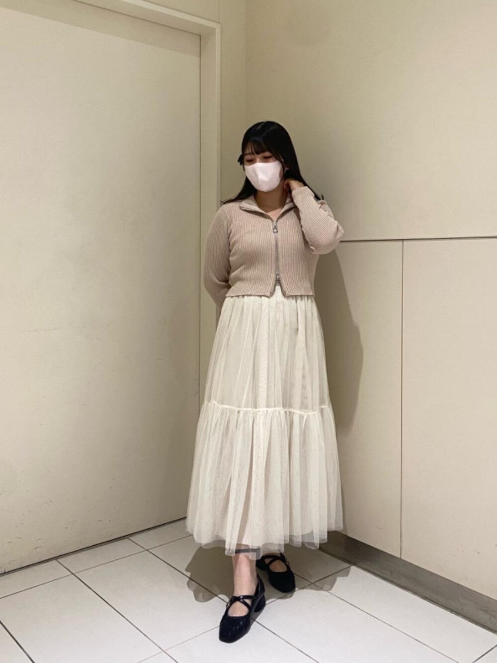 「大人カジュアル、フェミニン、スポーティー、MAJESTIC LEGON、カジュアルガーリー、マジェスティックレゴン、大人ファッション、骨格ストレート、標準身長、イエべ春」｜「MAJESTIC LEGONの【WEB限定XLサイズあり】レディギャザーストラップパンプス（パンプス、ブラック系）」を使った、マジェスティックレゴンルクア大阪店スタッフさん（レディース・160cm）の冬コーディネートの1枚目の写真