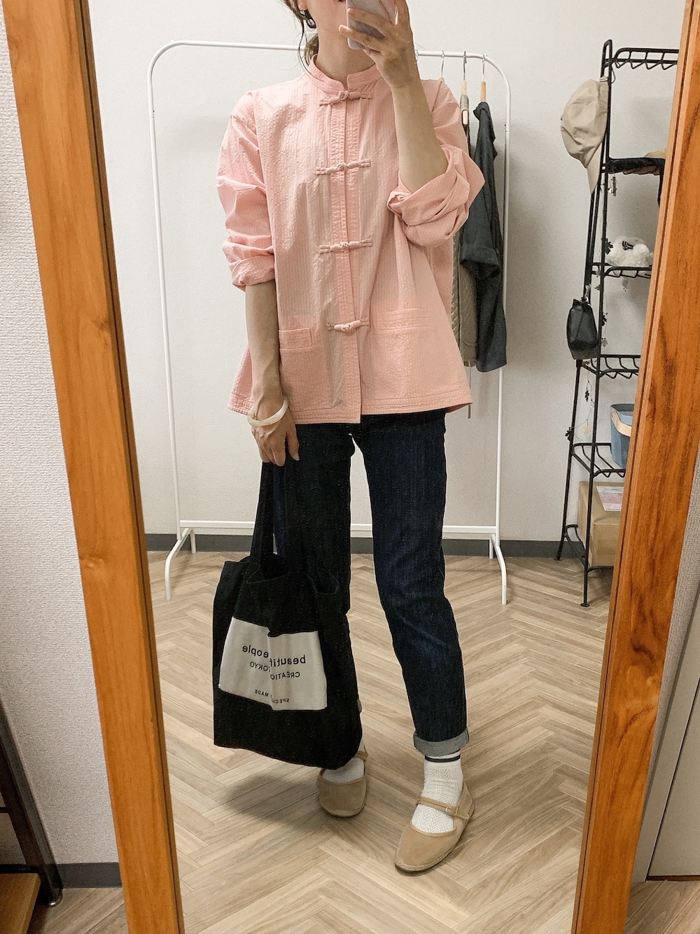 「春夏コーデ、カジュアル、シンプル、ママコーデ、ピンクシャツ、チャイナシャツ、カンフーシャツ、ROKU、beautiful people」｜「6のアイテム（シャツ/ブラウス、ピンク系）」を使った、りく・みさき・母さん（キッズ・110cm）の春コーディネートの1枚目の写真