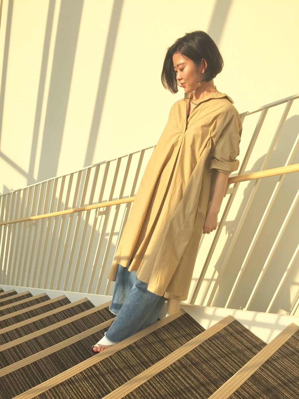 「ootd、オトナカジュアル、大人カジュアル、デニム、ワイドパンツ、ゴールドアクセ、ワンピース、ワンピース×デニム」｜「Ameriのアイテム（サンダル、ホワイト系）」を使った、Chatonneさん（レディース・162cm）の春コーディネートの1枚目の写真
