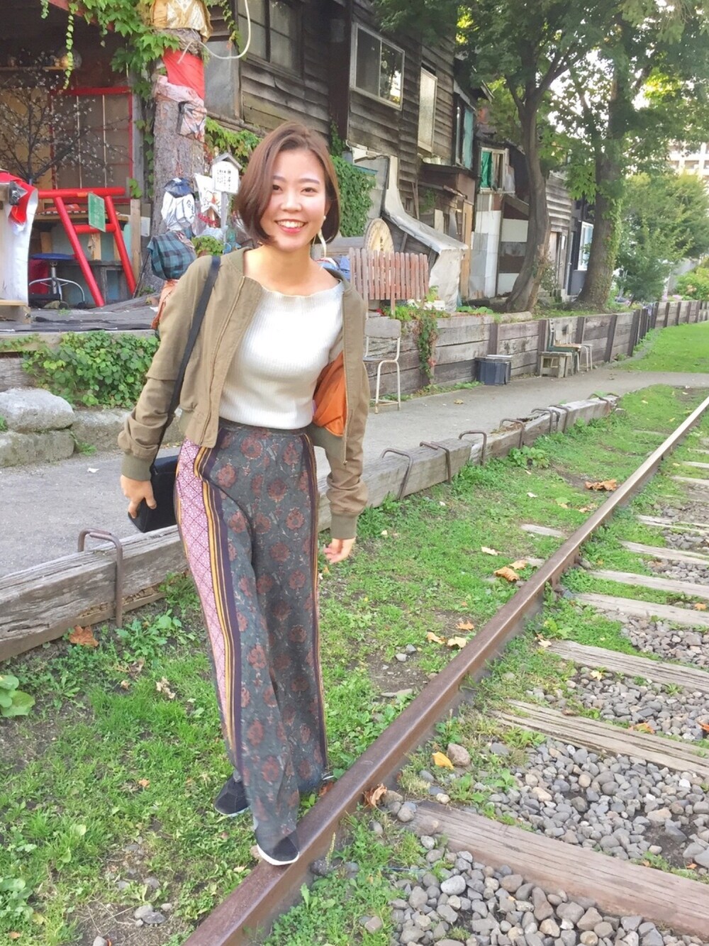「ブルゾン、秋のコーデ、ワイドパンツ、スニーカー、カーキー、秋コーデ、スニーカー女子、ハンドメイド、ﾊﾝﾄﾞﾒｲﾄﾞｱｸｾｻﾘｰ、ハンドメイドピアス」｜「Handmadeのアイテム（ピアス（片耳用）、ホワイト系）」を使った、Chatonneさん（レディース・162cm）の秋コーディネートの1枚目の写真
