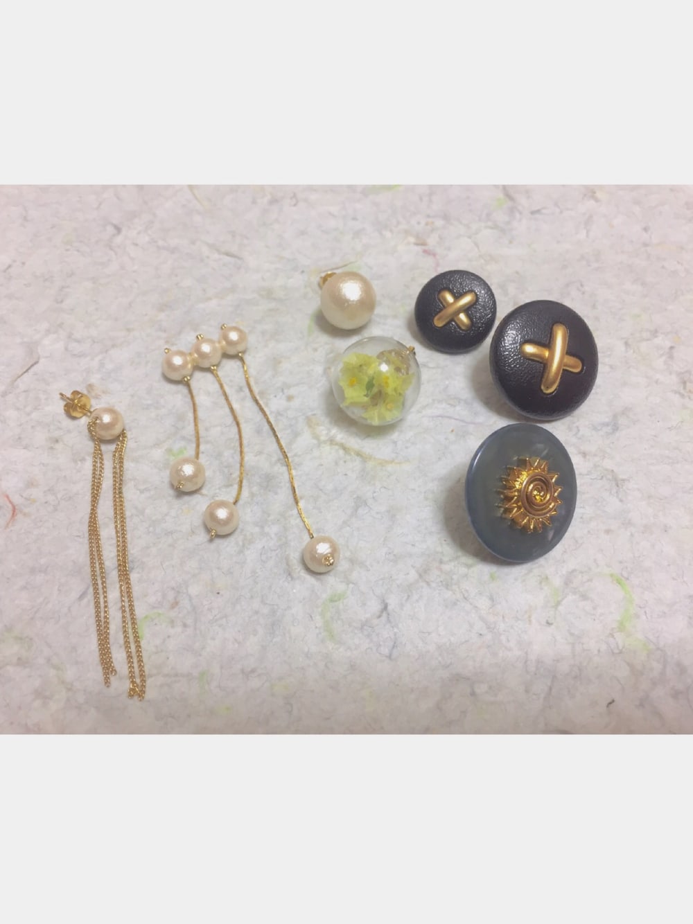 「VINTAGE、handmade、ハンドメイド、ハンドメイドピアス、ﾊﾝﾄﾞﾒｲﾄﾞｱｸｾｻﾘｰ、ボタン、ドライフラワー、パールアクセ、パール、spring」｜「Handmadeのアイテム（ピアス（両耳用）、ホワイト系）」を使った、Chatonneさん（レディース・162cm）の春コーディネートの1枚目の写真