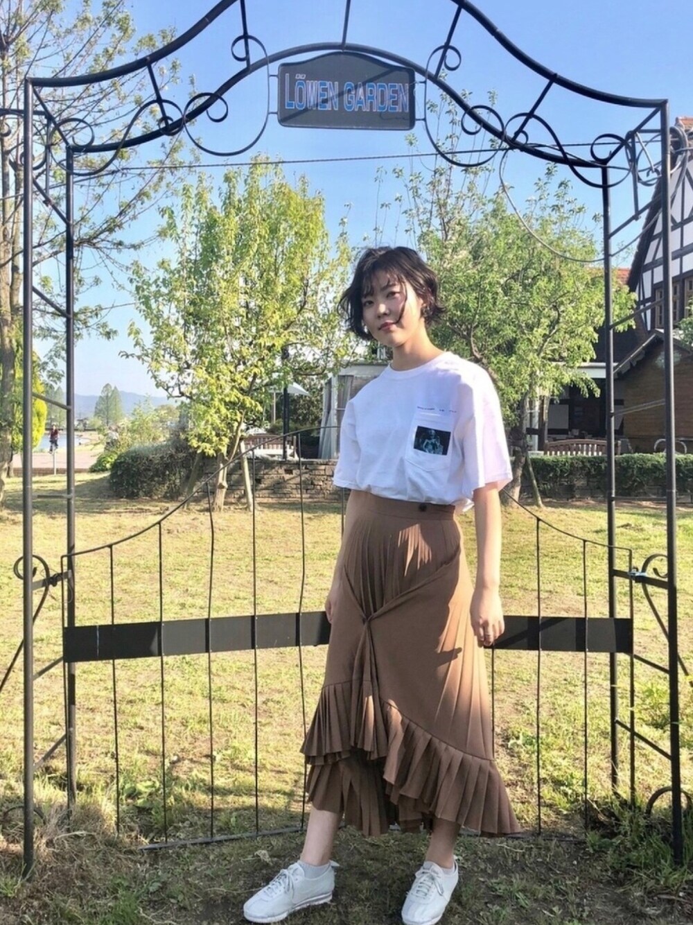 「summer、スニーカー、スニーカーコーデ、スカート、スカート×スニーカー、フレアスカート、CLANE、カジュアルコーデ、古着、ナイキ」｜「CLANEのDOUBLE  LAYER PLEATS SKIRT（スカート、ベージュ系）」を使った、Chatonneさん（レディース・162cm）の春コーディネートの1枚目の写真