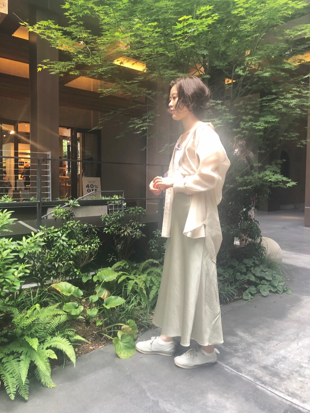 「シースルートップス、シースルーブラウス、シースルー、サテン、サテンスカート、スニーカー、スニーカーコーデ、シンプルコーデ、お洒落さんとつながりたい、オトナカジュアル」｜「NIKEの【NIKE】▽WMNSNIKECORTEZ'72（スニーカー、グレー系）」を使った、Chatonneさん（レディース・162cm）の夏コーディネートの1枚目の写真