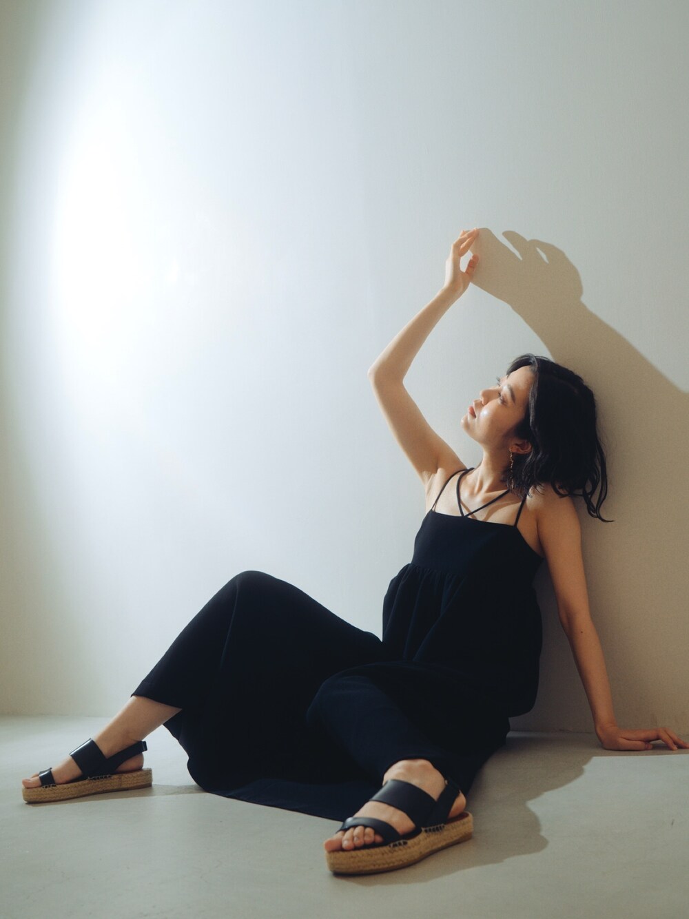 「大人カジュアル、シンプル、ootd、オトナカジュアル、オトナ女子、夏、ブラックコーデ、ブラックワンピース、ブラック」｜「CLANEのDESIGN STRAP GATHER OP（ワンピース、ブラック系）」を使った、Chatonneさん（レディース・162cm）の夏コーディネートの1枚目の写真