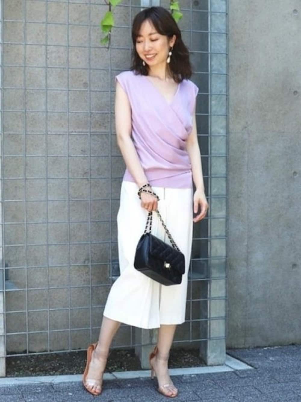 パープル系のTシャツ/カットソー、ブラック系のショルダーバッグを着用したレディースの夏コーディネートの1枚目の写真