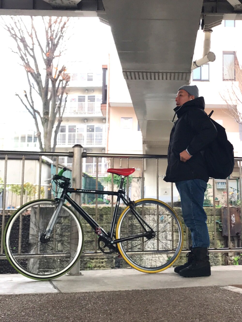 「自転車スタイル、COMME des GARCONS、supreme、SIERRA DESIGNS、LOWLOOM、yeezy、yeezy950、マウンパ、ブーツイン」｜「cannondaleのCANNONDALE CAPO（その他雑貨、ブラック系）」を使った、伊藤孝法さん（メンズ・165cm）の冬コーディネートの1枚目の写真