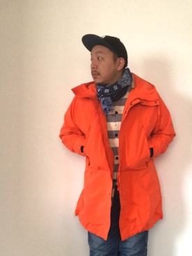 「アイテム（ストール/ショール、ブルー系）」を使った、伊藤孝法さん（メンズ・165cm）の春コーディネート