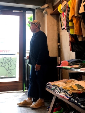 「OUTPUT（アウトプット）のアイテム（トップス）」を使った、伊藤孝法さん（メンズ・165cm）の春コーディネート