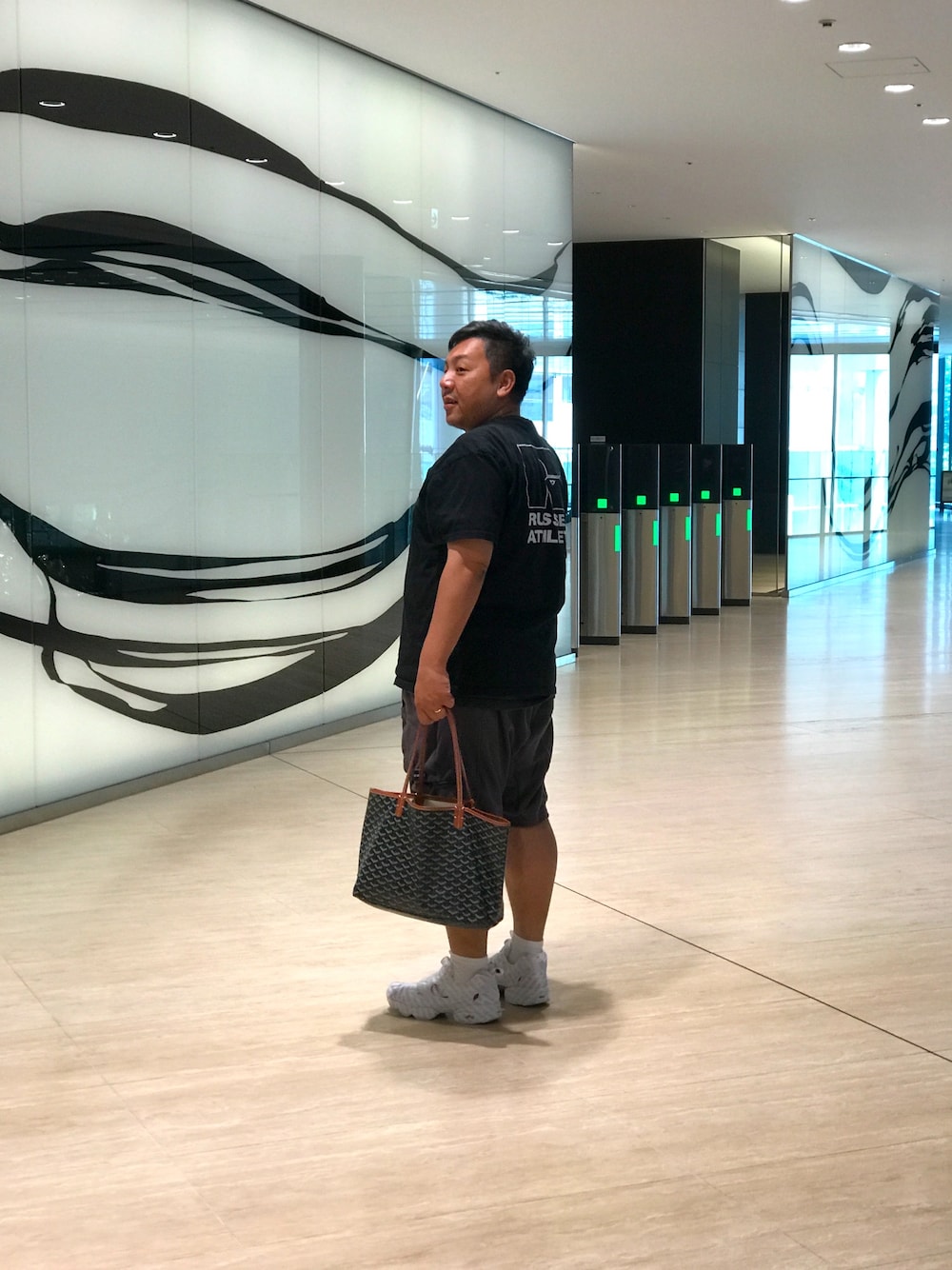 「MR.GENTLEMAN、pam、vetements、reebok、PUMP FURY」｜「MR.GENTLEMANのアイテム（Tシャツ/カットソー、ブラック系）」を使った、伊藤孝法さん（メンズ・165cm）の夏コーディネートの1枚目の写真