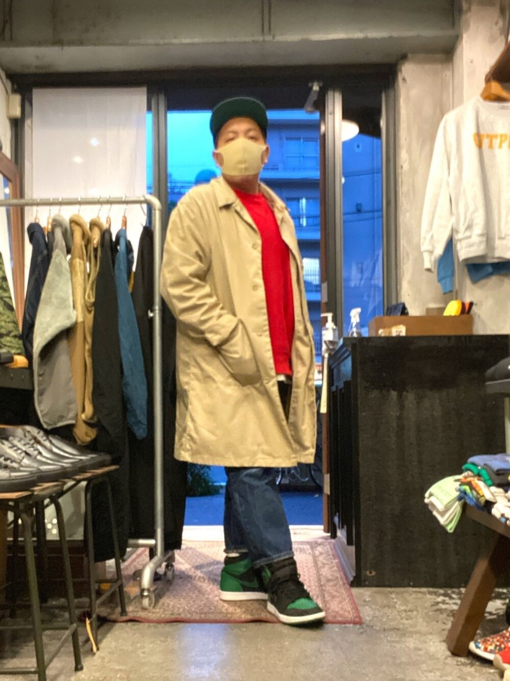 「NIKE、Jordan、jordan1、Output 、Champion、EBBETS FIELD FLANNELS」｜「NIKEのアイテム（スニーカー、グリーン系）」を使った、伊藤孝法さん（メンズ・165cm）の秋コーディネートの1枚目の写真