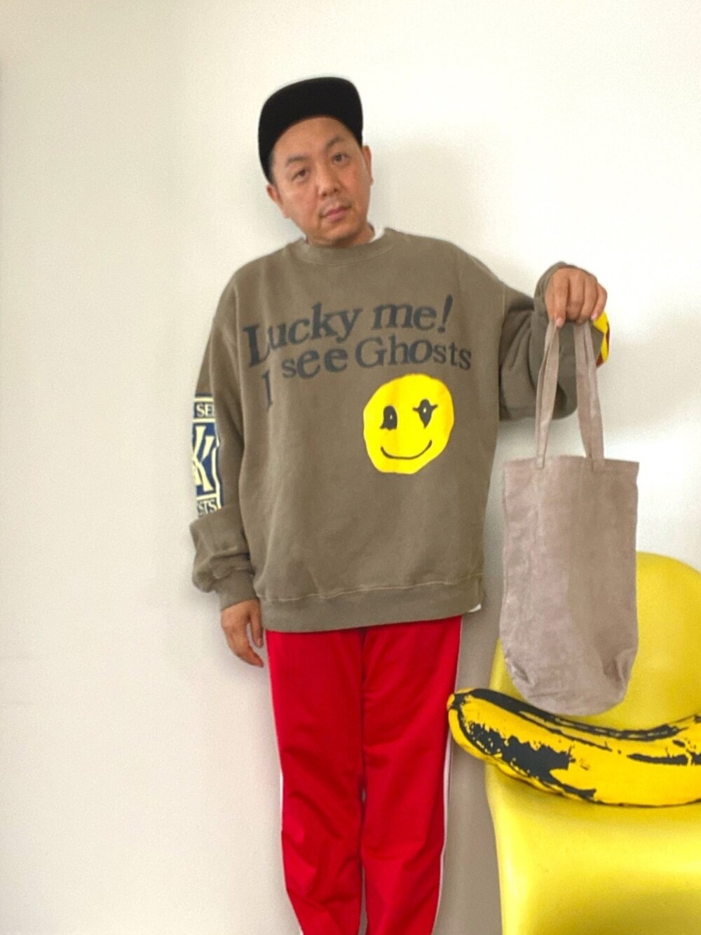 「CACTUS PLANT FLEA MARKET、adidas originals、Hender Scheme、オーバーサイズ、スウェット、ジャージーパンツ、トートバッグ」｜「cactus plant flea marketのcactus plant flea market（スウェット、ベージュ系）」を使った、伊藤孝法さん（メンズ・165cm）の春コーディネートの1枚目の写真