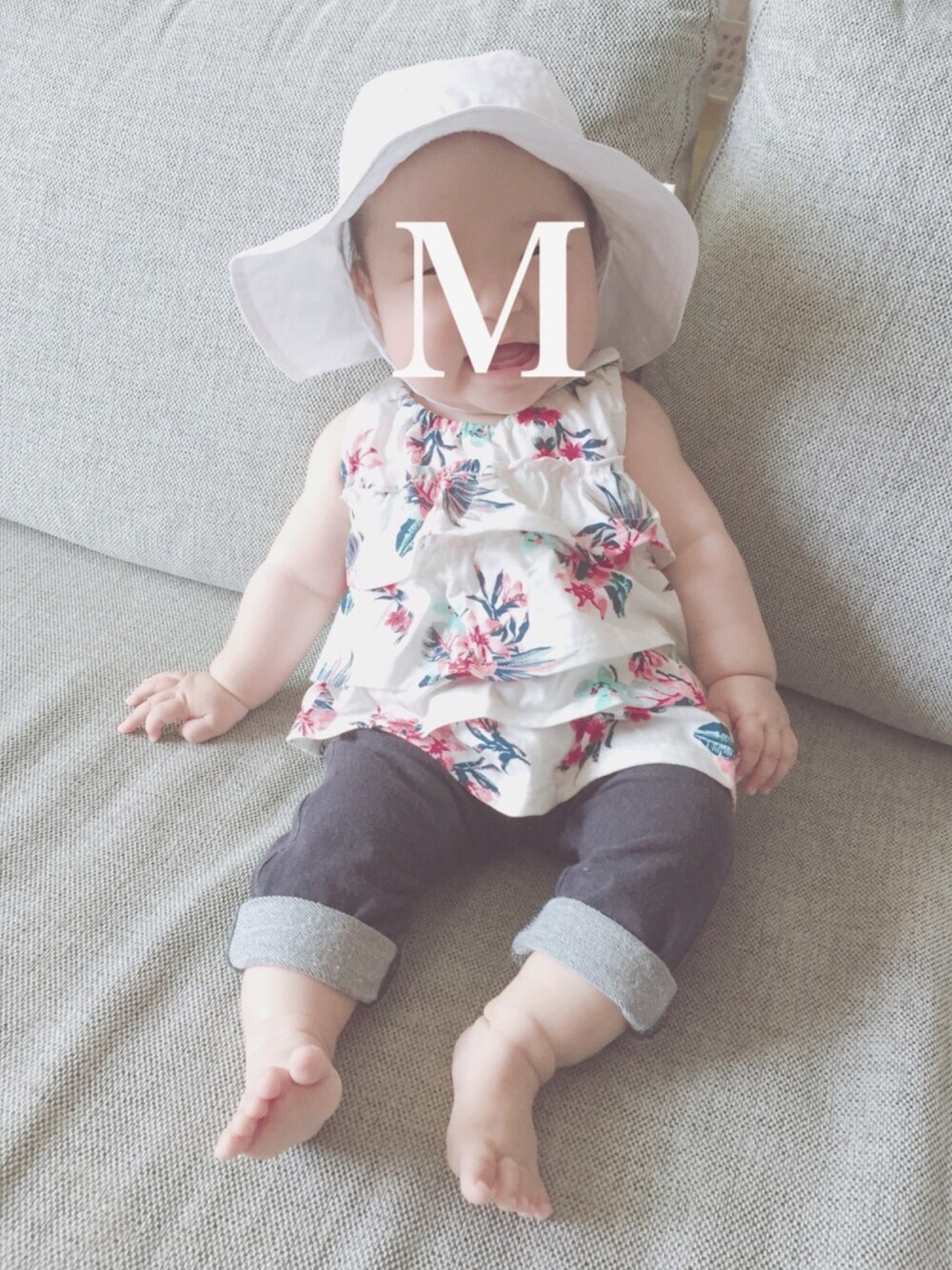 「チューリップハット、UNIQLO、babygap、ランチコーデ、生後6ヶ月、女の子コーデ、女の子ベビー」｜「西松屋のアイテム（タンクトップ、ホワイト系）」を使った、Hitomiさん（レディース・168cm）の春コーディネートの1枚目の写真