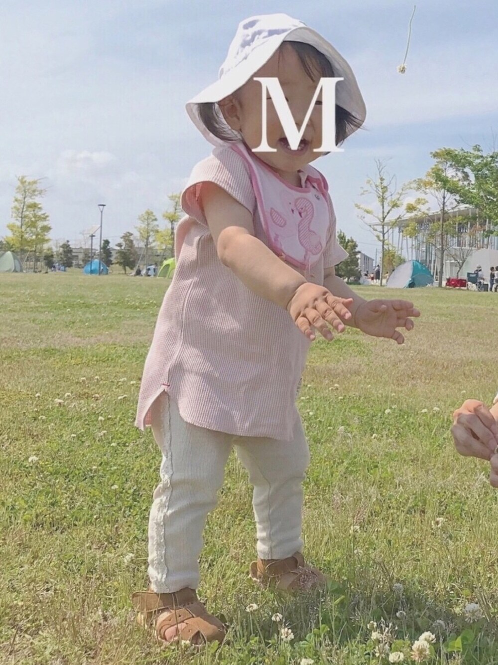 「ママとお揃い、公園コーデ、リンクコーデ、しまむら、バースデイ、1歳半、1歳児、女の子コーデ」｜「しまむらのアイテム（ワンピース、ピンク系）」を使った、Hitomiさん（レディース・168cm）の春コーディネートの1枚目の写真