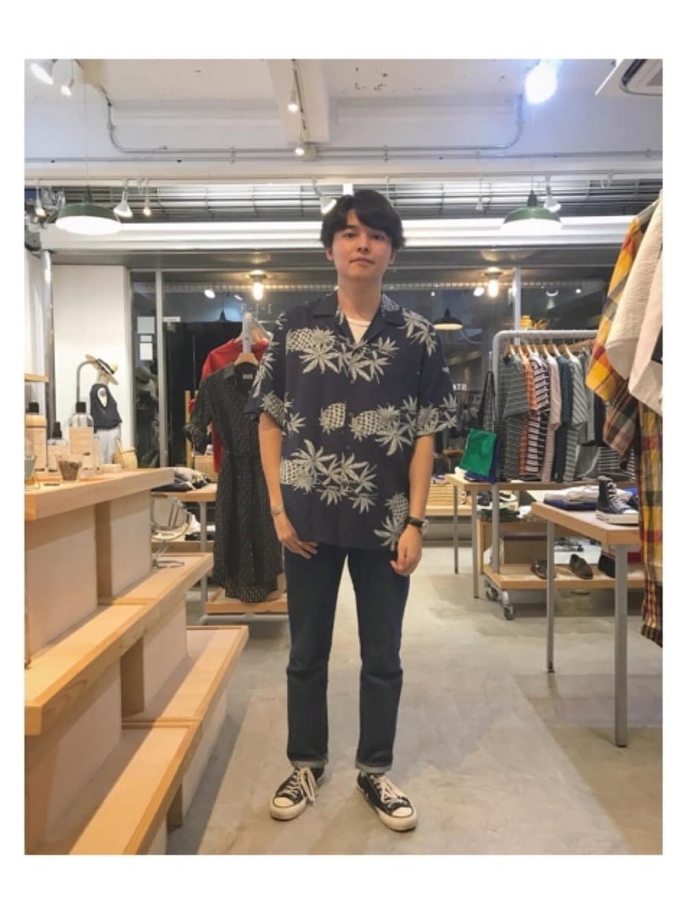 「シンプル、夏コーデ、アロハシャツ、ネイビー、ラフ、ブラック、デニム、converse、スニーカー、開襟シャツ」｜「TWO PARMSのアイテム（その他トップス、ブルー系）」を使った、ST&DARD MADE. 川瀬さん（メンズ・169cm）の春コーディネートの1枚目の写真