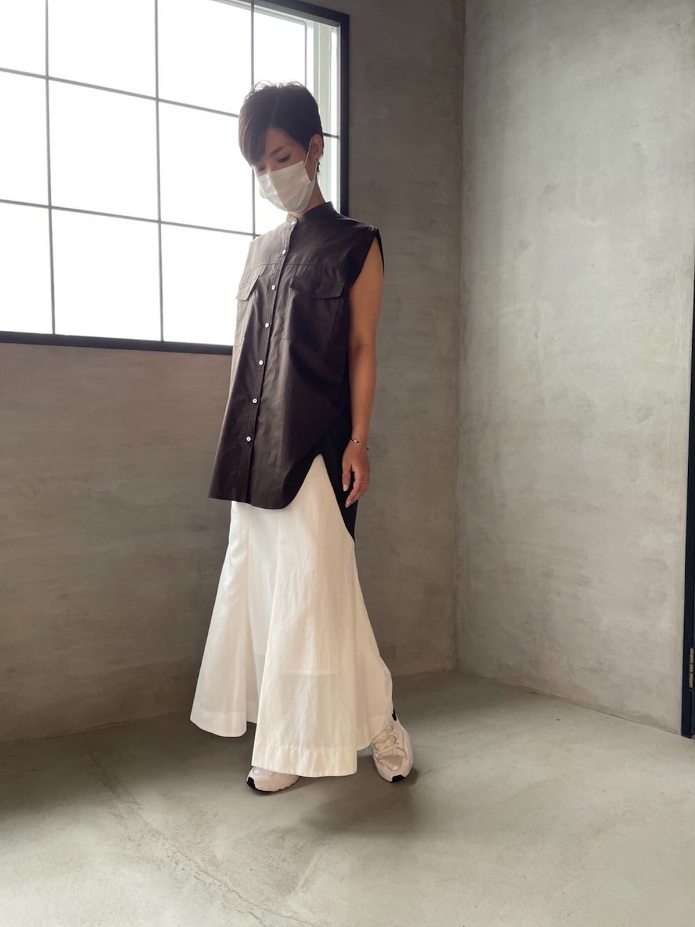 ブラウン系のシャツ/ブラウス、ホワイト系のスカートを着用したレディースの夏コーディネートの1枚目の写真