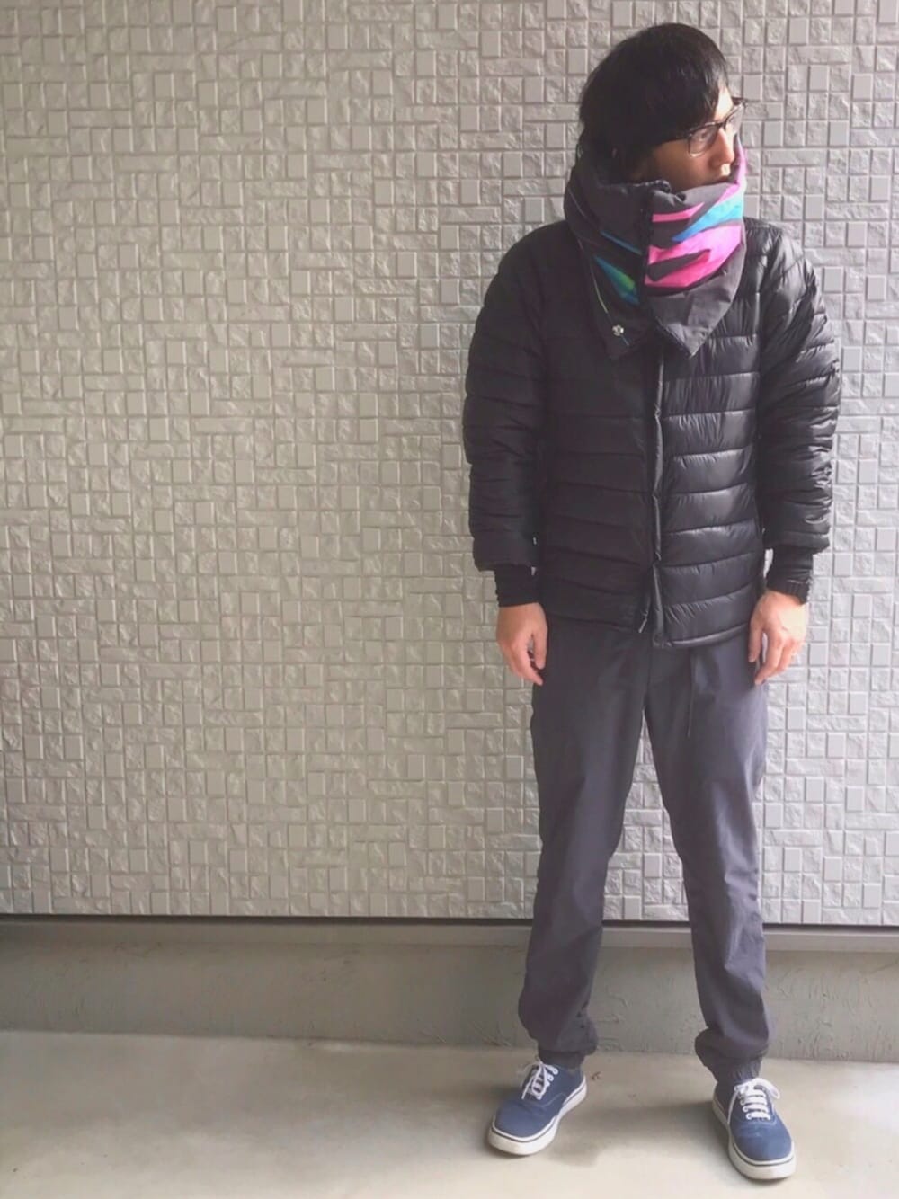「AlexanderLeeChangのCMY neck warmer（ネックウォーマー/スヌード、ブラック系）」を使った、matoruさん（メンズ・174cm）の冬コーディネートの1枚目の写真