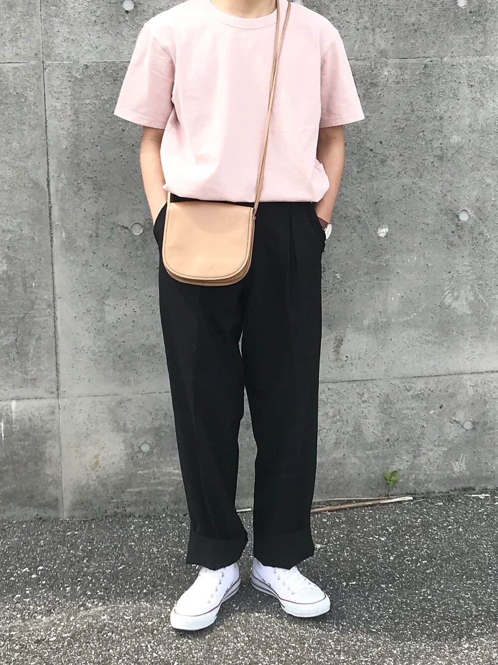 ブラック系のスラックス、ホワイト系のスニーカー、ピンク系のTシャツ/カットソーを着用したメンズの春コーディネートの1枚目の写真